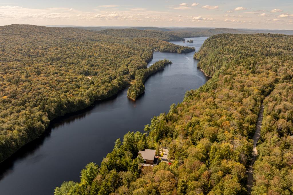 Tranquillité et sérénité vous attendent dans cette majestueuse demeure surplombant un lac