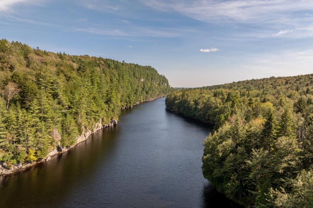 Tranquillité et sérénité vous attendent dans cette majestueuse demeure surplombant un lac