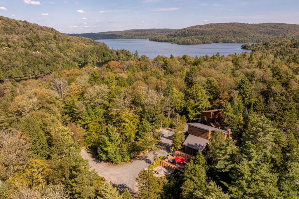 Tranquillité et sérénité vous attendent dans cette majestueuse demeure surplombant un lac