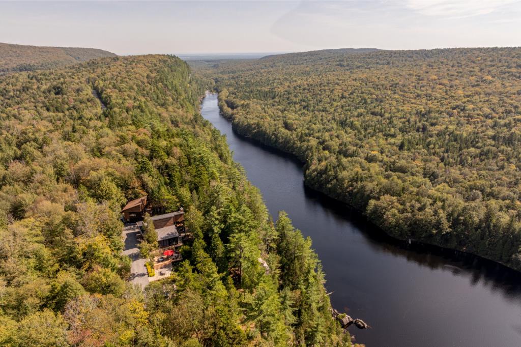 Tranquillité et sérénité vous attendent dans cette majestueuse demeure surplombant un lac