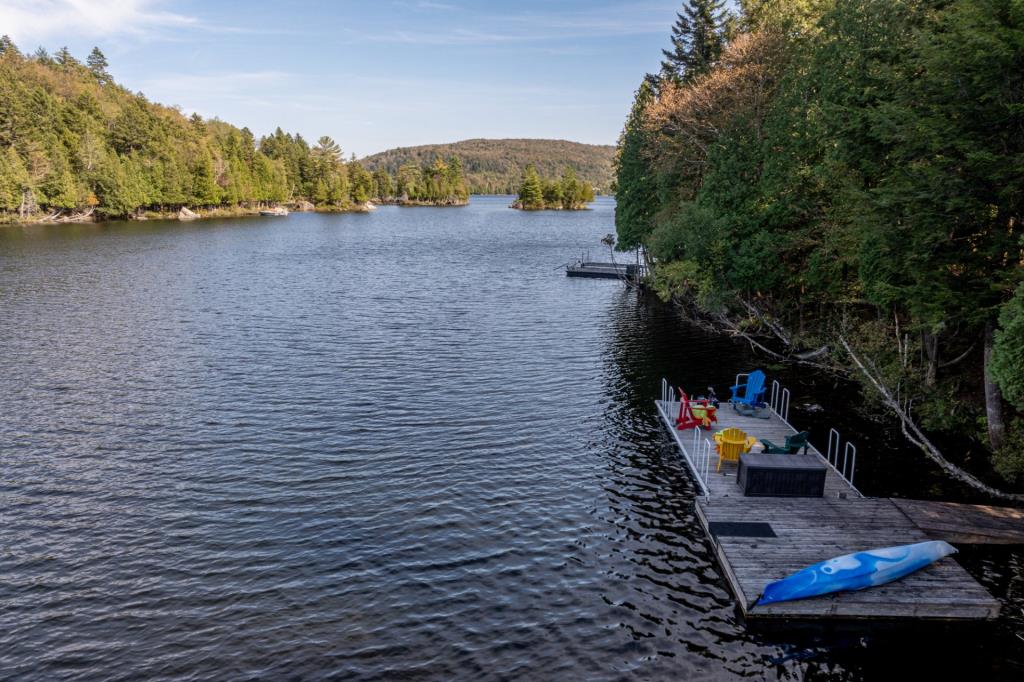 Tranquillité et sérénité vous attendent dans cette majestueuse demeure surplombant un lac