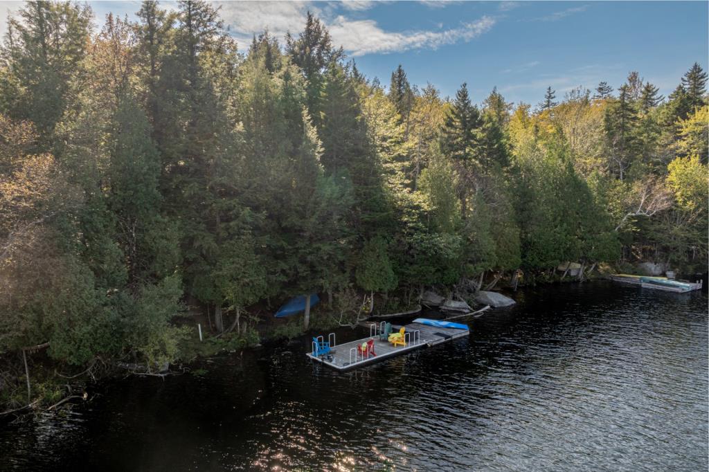 Tranquillité et sérénité vous attendent dans cette majestueuse demeure surplombant un lac