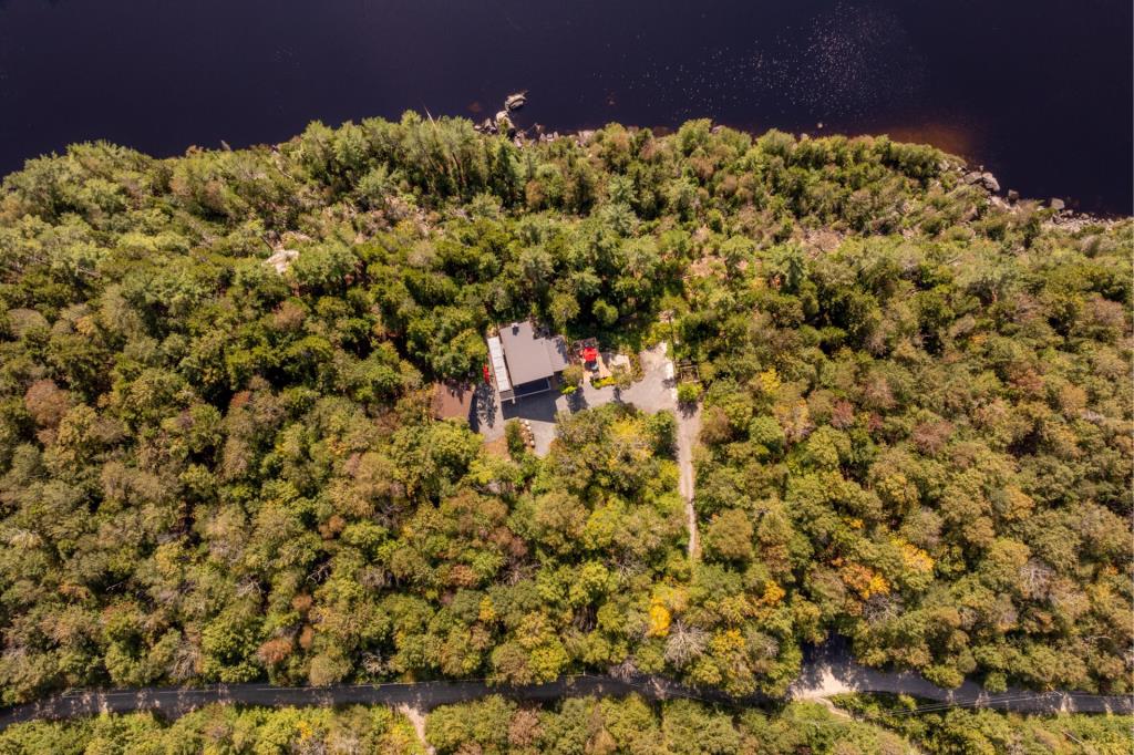 Tranquillité et sérénité vous attendent dans cette majestueuse demeure surplombant un lac