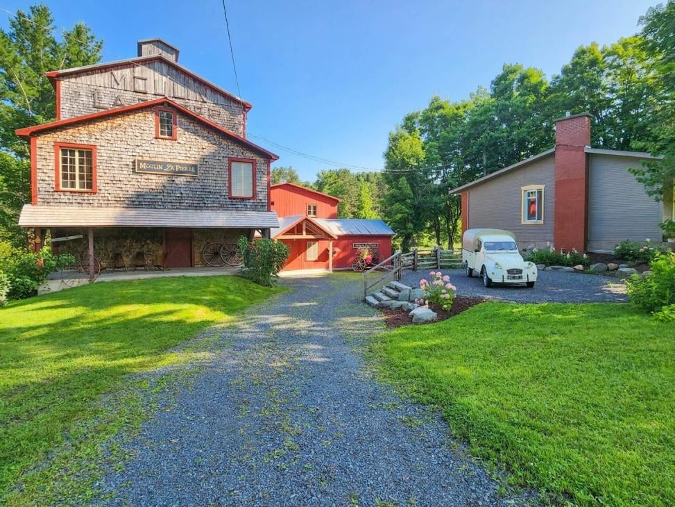 Le fameux Moulin La Pierre est à vendre!