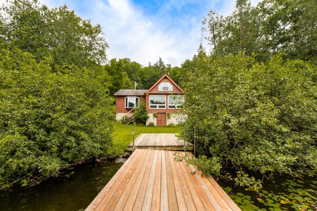 Chalet champêtre situé dans un havre relaxant au cœur des Laurentides