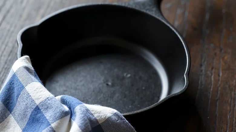 5 erreurs courantes qui peuvent endommager vos poêles en fonte