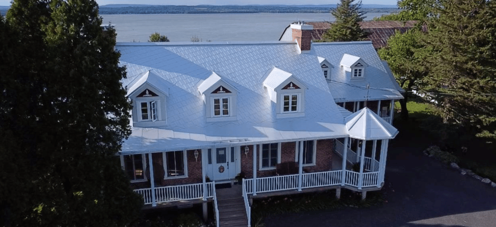 Imposante bigénération ancestrale sur le bord du fleuve Saint-Laurent