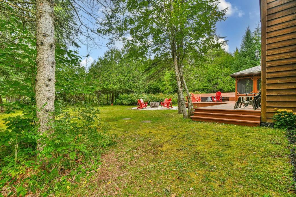 Superbe propriété nichée dans le calme enveloppant d'un vaste terrain boisé