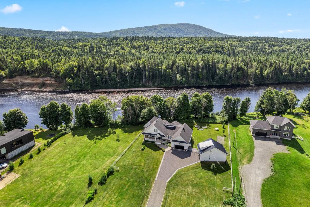 Majestueuse farmhouse contemporaine au bord de l'eau