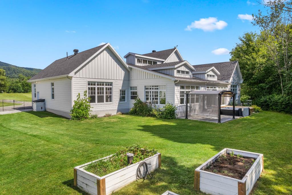 Majestueuse farmhouse contemporaine au bord de l'eau