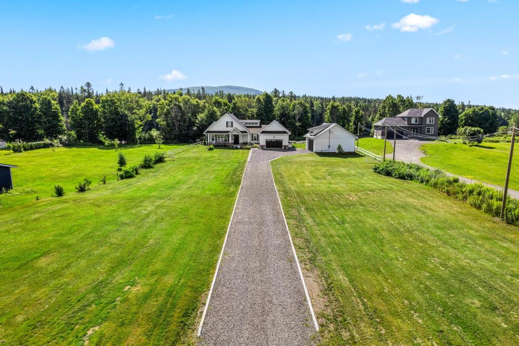 Majestueuse farmhouse contemporaine au bord de l'eau