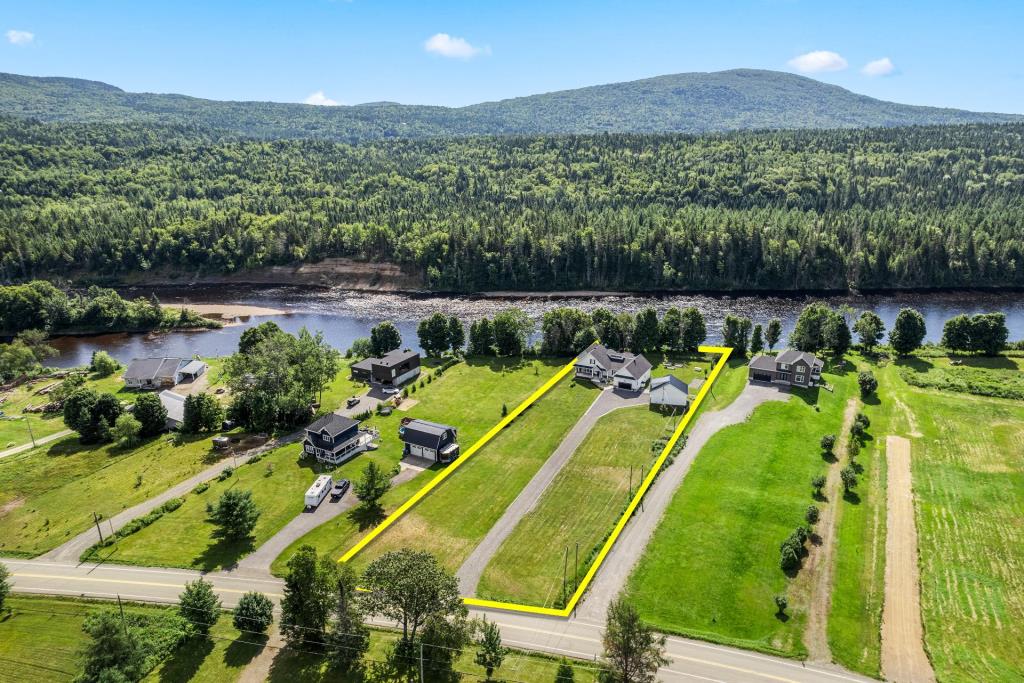 Majestueuse farmhouse contemporaine au bord de l'eau