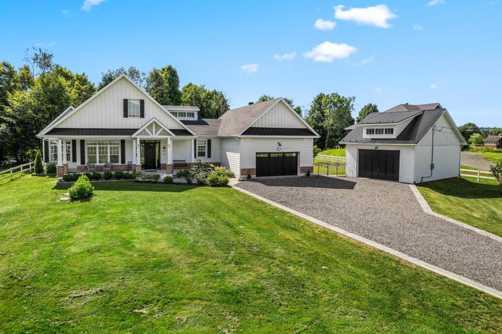 Majestueuse farmhouse contemporaine au bord de l'eau