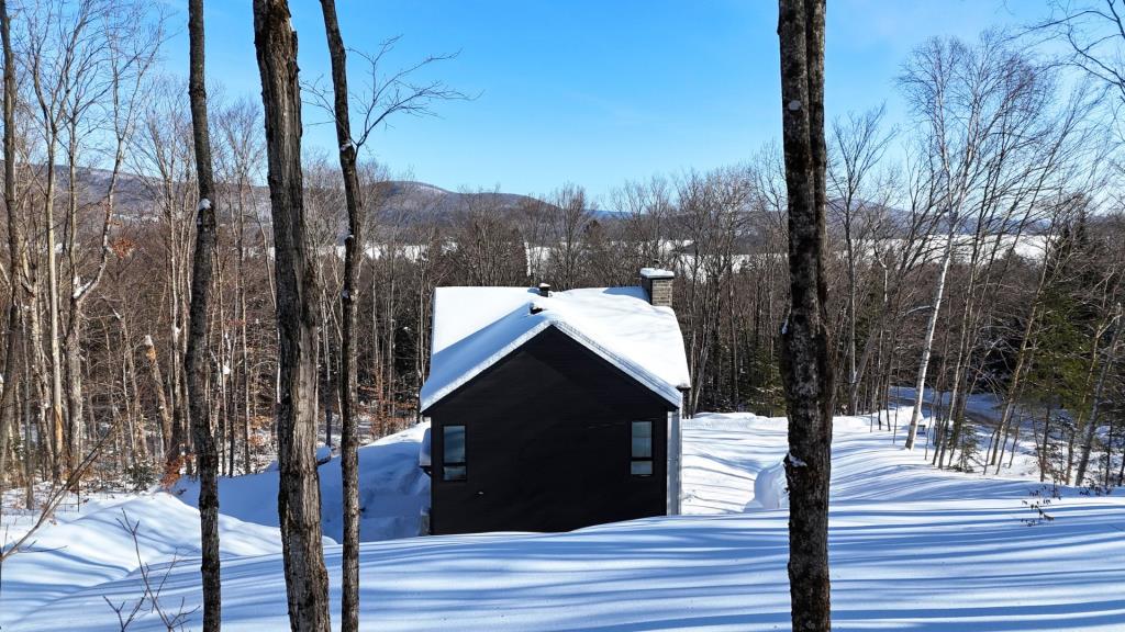 Oasis contemporaine érigée en montagne à quelques pas d'un lac et des pistes de ski