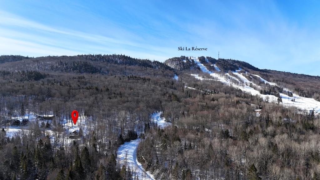 Oasis contemporaine érigée en montagne à quelques pas d'un lac et des pistes de ski