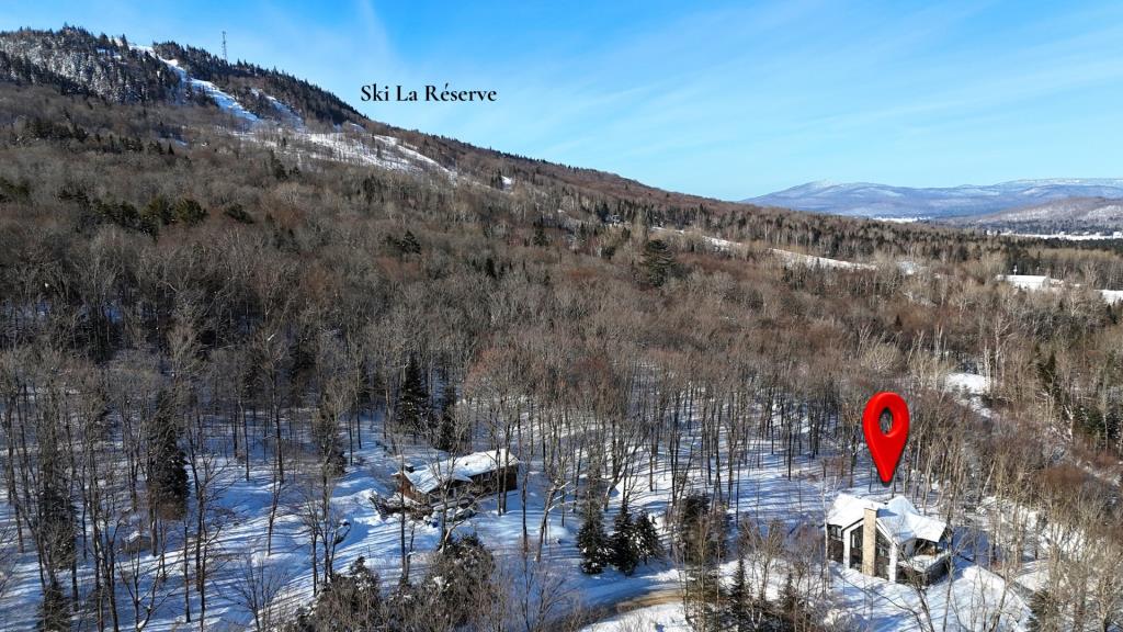 Oasis contemporaine érigée en montagne à quelques pas d'un lac et des pistes de ski