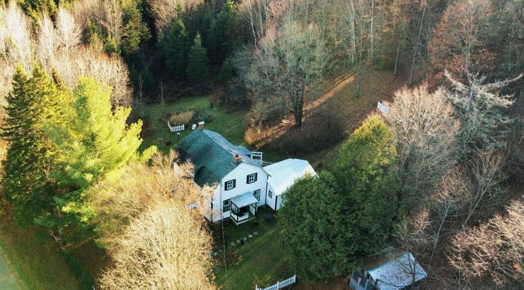 Vendue meublée à 295 000 $! Beauté d'antan camouflée par de vastes étendues boisées