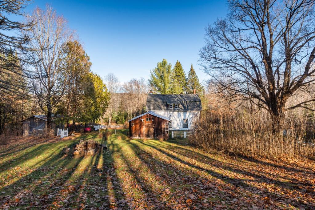 Vendue meublée à 295 000 $! Beauté d'antan camouflée par de vastes étendues boisées