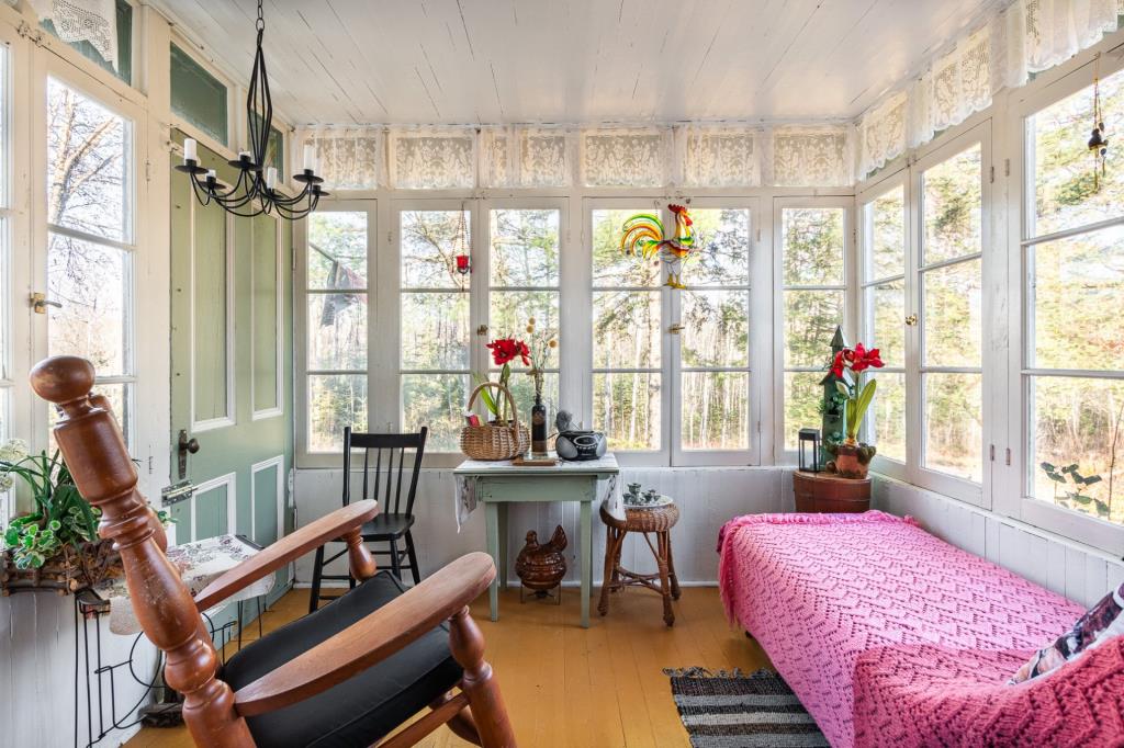 Vendue meublée à 295 000 $! Beauté d'antan camouflée par de vastes étendues boisées