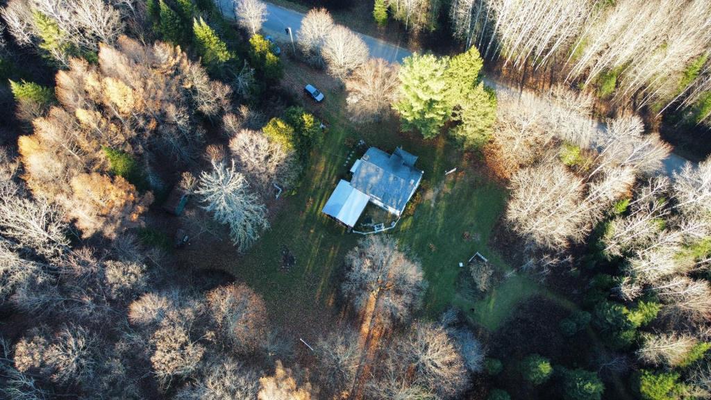 Vendue meublée à 295 000 $! Beauté d'antan camouflée par de vastes étendues boisées