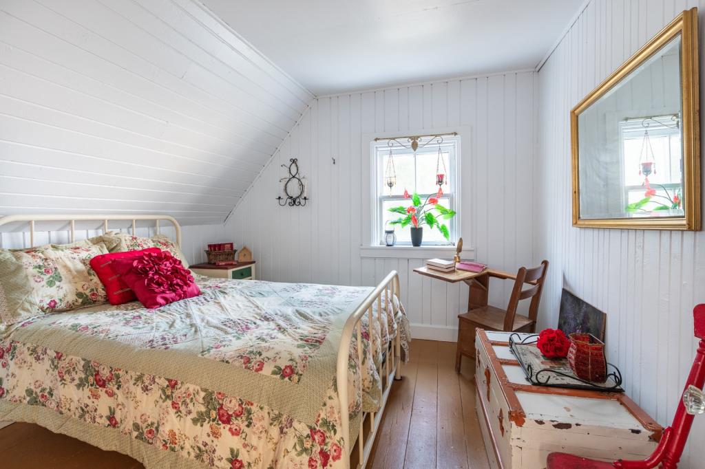 Vendue meublée à 295 000 $! Beauté d'antan camouflée par de vastes étendues boisées