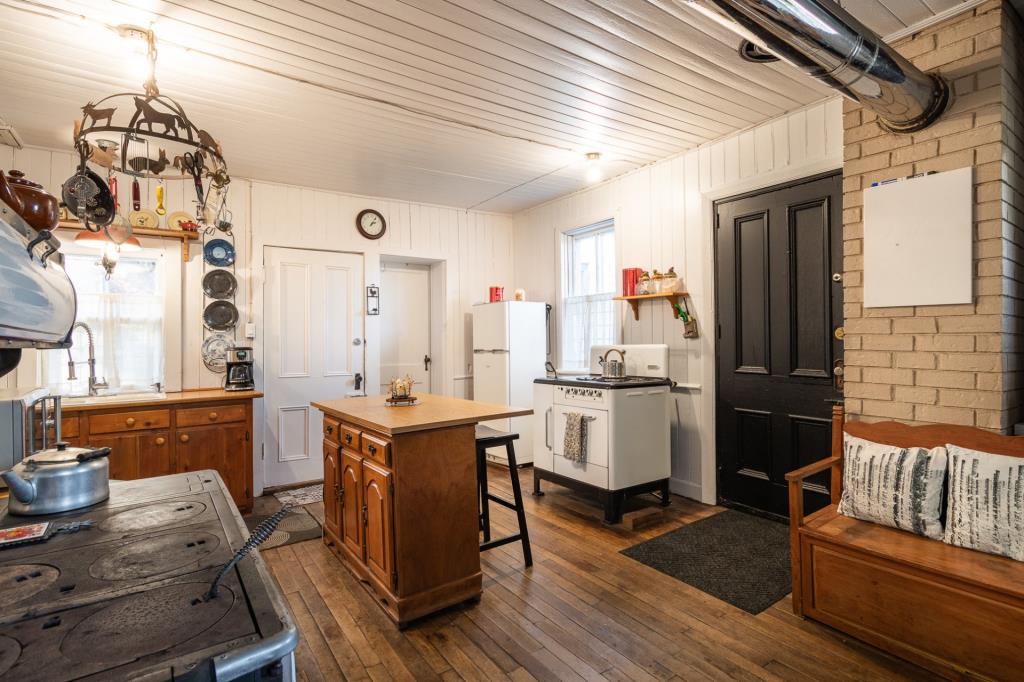 Vendue meublée à 295 000 $! Beauté d'antan camouflée par de vastes étendues boisées