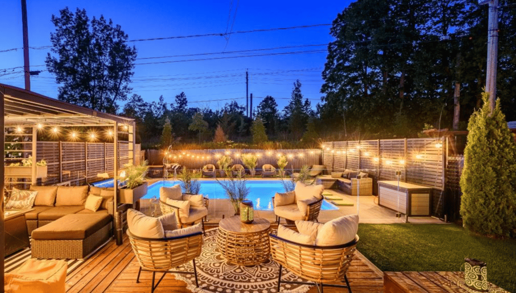 Attendez de découvrir l'époustouflante terrasse de cette grande maison