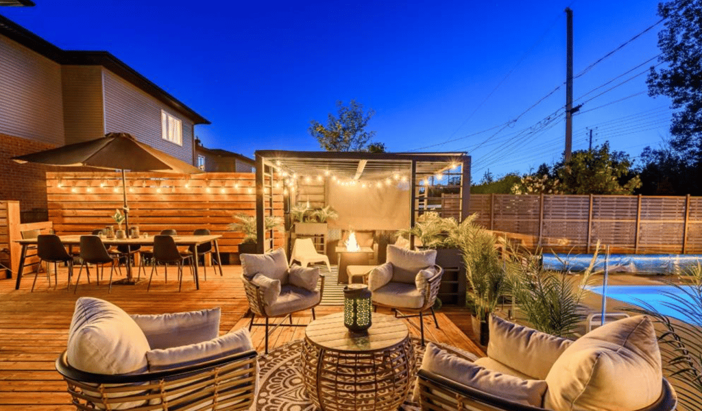 Attendez de découvrir l'époustouflante terrasse de cette grande maison