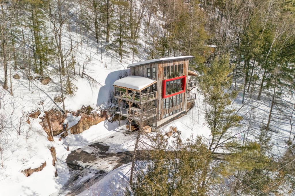 Majestueuse construction en bois de grange recyclé dans un environnement digne d'une carte postale