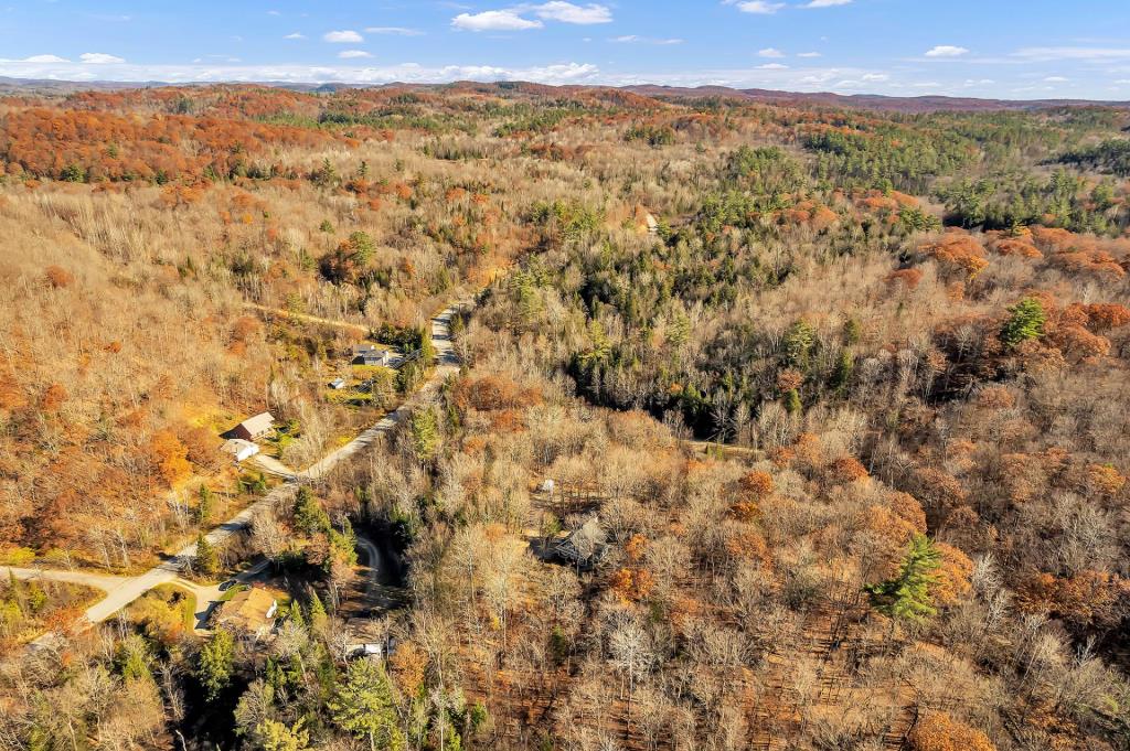 Vivez en harmonie avec la nature dans cette paisible oasis de 156 296 pi²