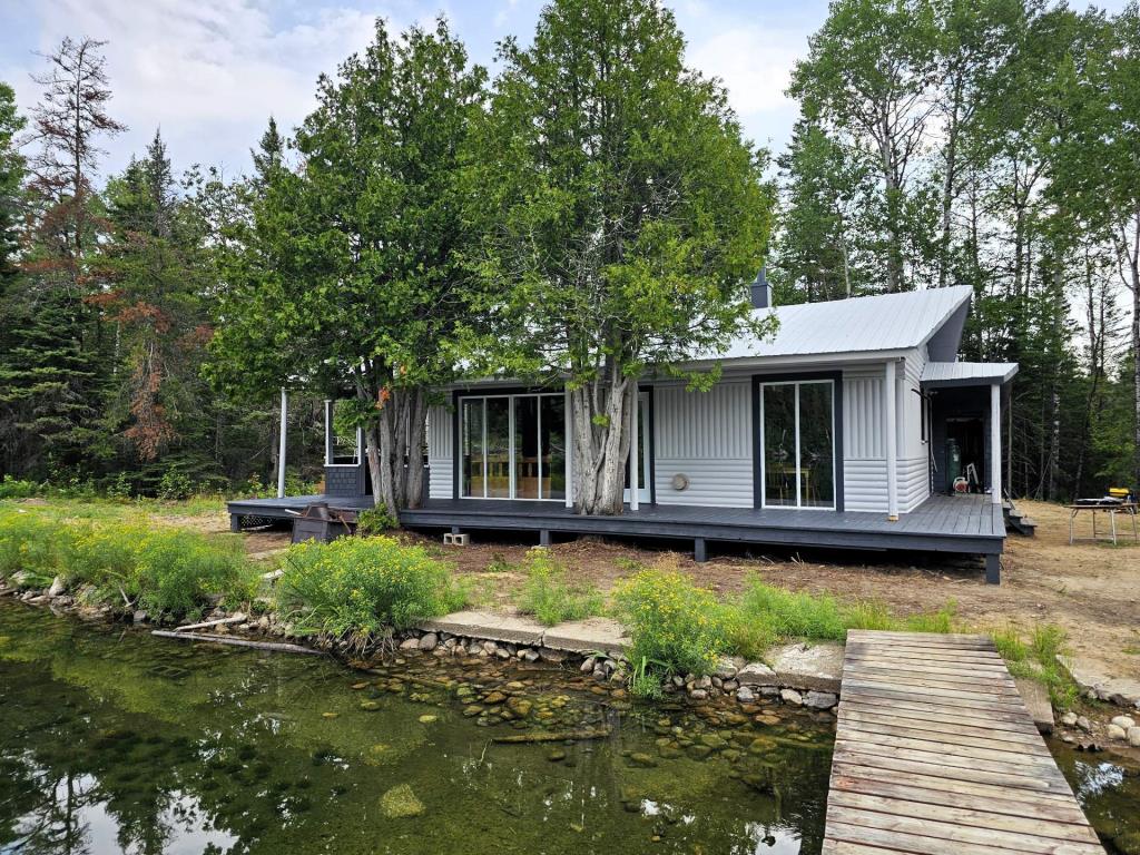 Paisible gîte riverain vendu meublé à 200 000 $