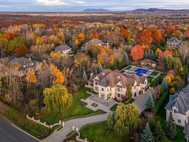 Cette somptueuse propriété se dresse fièrement comme l'une des résidences les plus remarquables de Boucherville