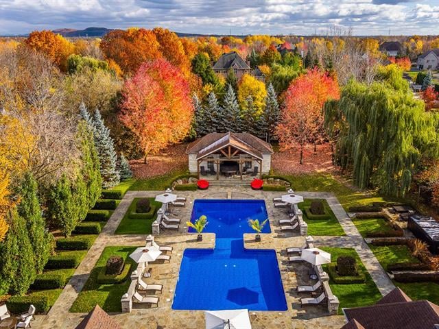 Cette somptueuse propriété se dresse fièrement comme l'une des résidences les plus remarquables de Boucherville