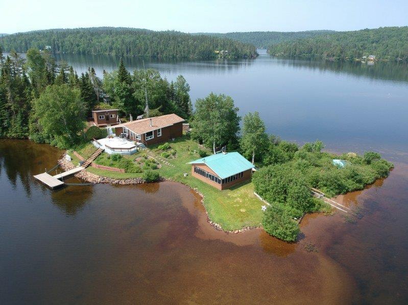 Charmant chalet sur une île privée à vendre meublé et équipé pour 199 000 $