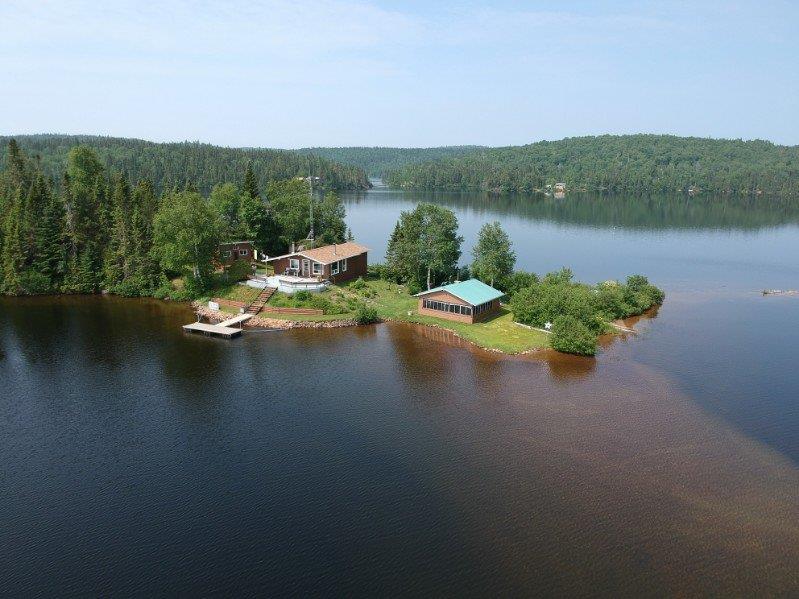 Charmant chalet sur une île privée à vendre meublé et équipé pour 199 000 $