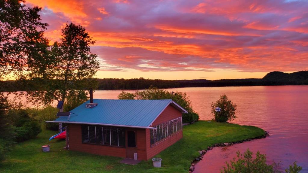 Charmant chalet sur une île privée à vendre meublé et équipé pour 199 000 $