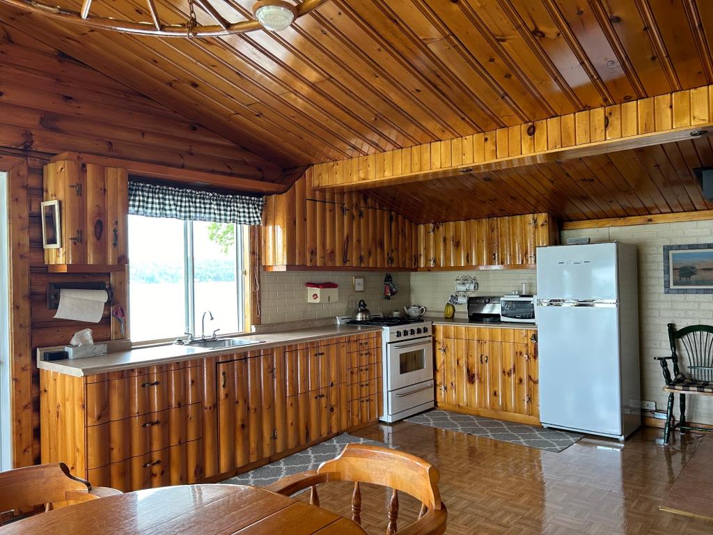 Charmant chalet sur une île privée à vendre meublé et équipé pour 199 000 $