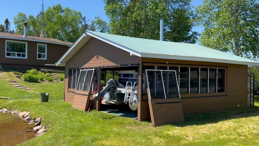 Charmant chalet sur une île privée à vendre meublé et équipé pour 199 000 $