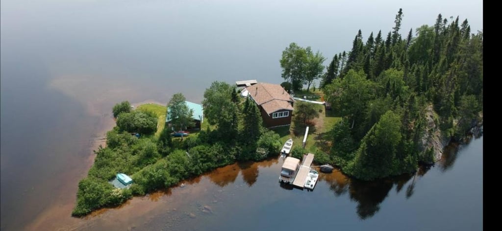 Charmant chalet sur une île privée à vendre meublé et équipé pour 199 000 $