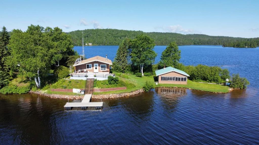 Charmant chalet sur une île privée à vendre meublé et équipé pour 199 000 $