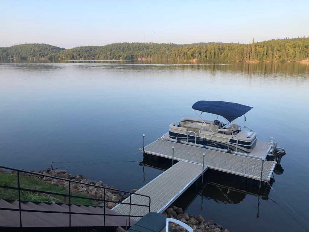 Charmant chalet sur une île privée à vendre meublé et équipé pour 199 000 $