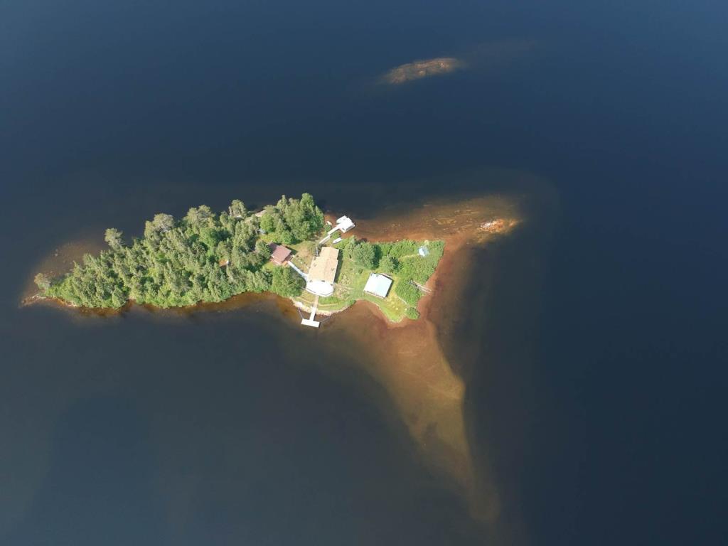 Charmant chalet sur une île privée à vendre meublé et équipé pour 199 000 $