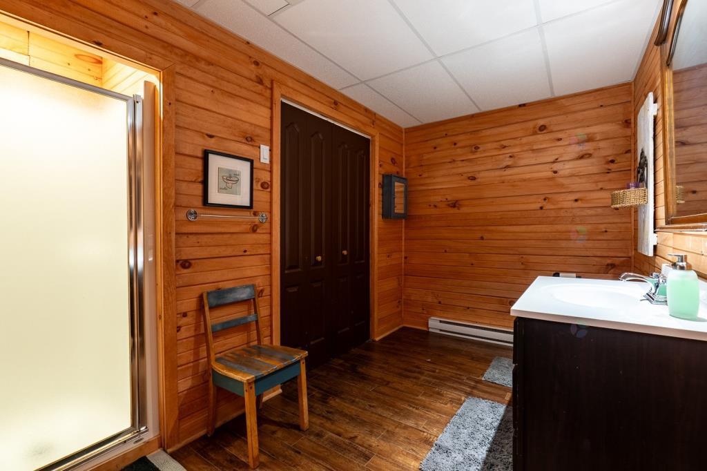 Vendu meublé! Superbe chalet en bois rond perché au-dessus d'un lac