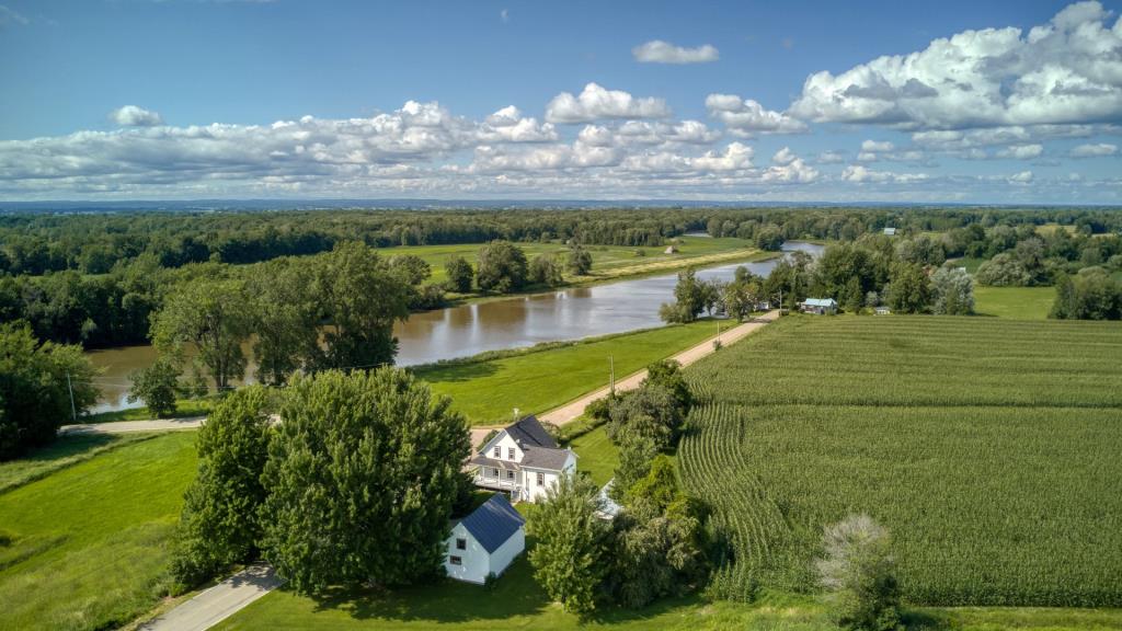 Belle centenaire au cachet rustique nichée dans un cadre idyllique