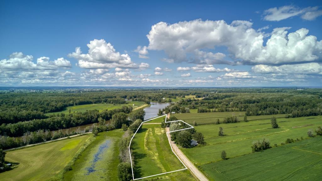 Belle centenaire au cachet rustique nichée dans un cadre idyllique