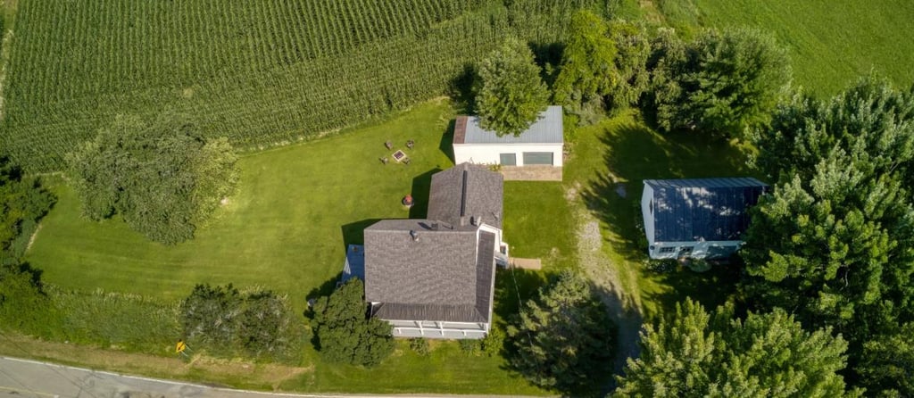 Belle centenaire au cachet rustique nichée dans un cadre idyllique