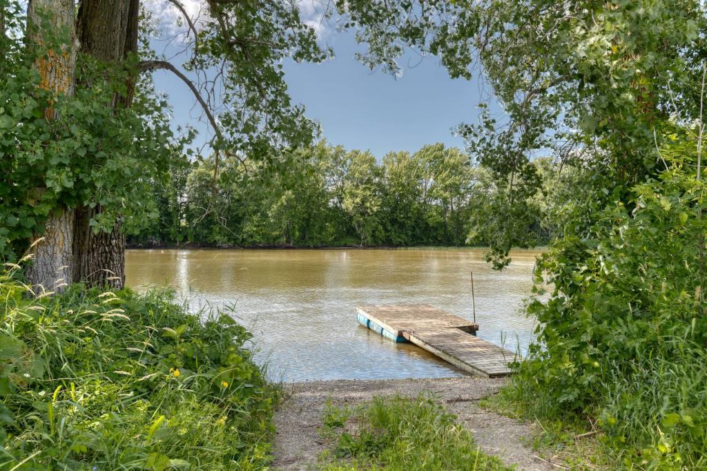 Belle centenaire au cachet rustique nichée dans un cadre idyllique