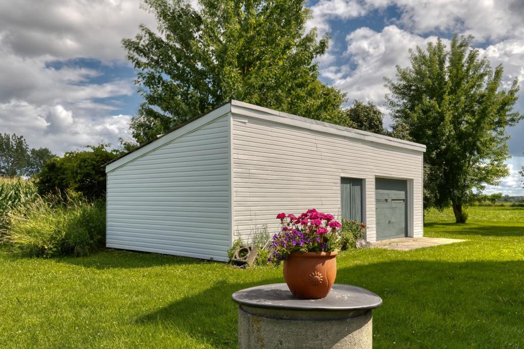 Belle centenaire au cachet rustique nichée dans un cadre idyllique