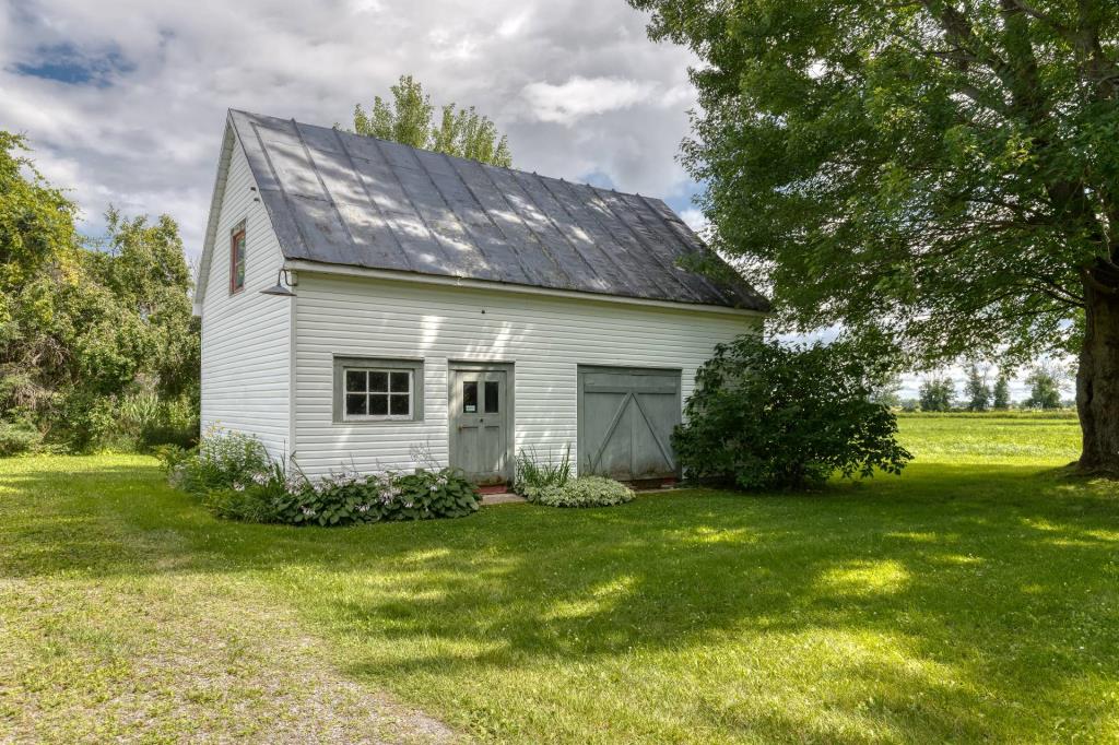 Belle centenaire au cachet rustique nichée dans un cadre idyllique