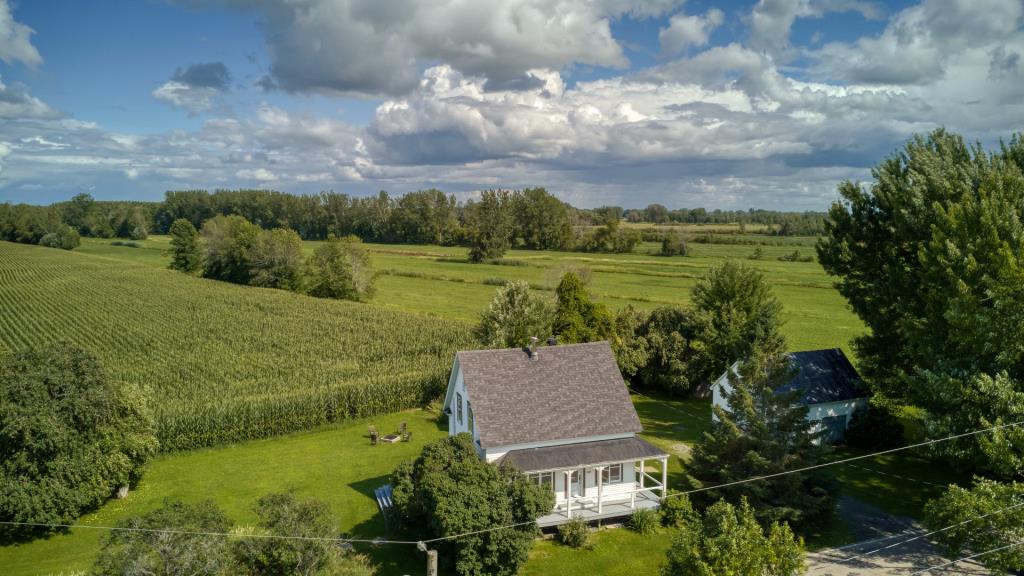 Belle centenaire au cachet rustique nichée dans un cadre idyllique